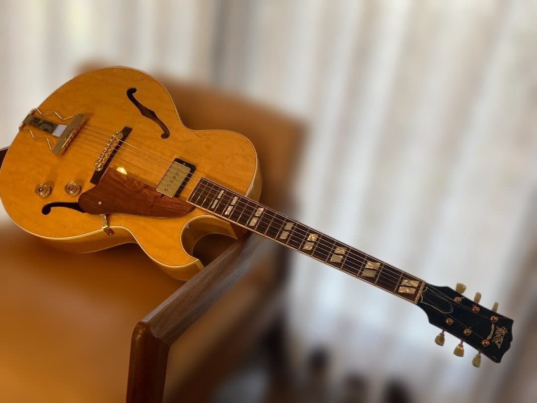 ギター Archtop Tribute AT-102