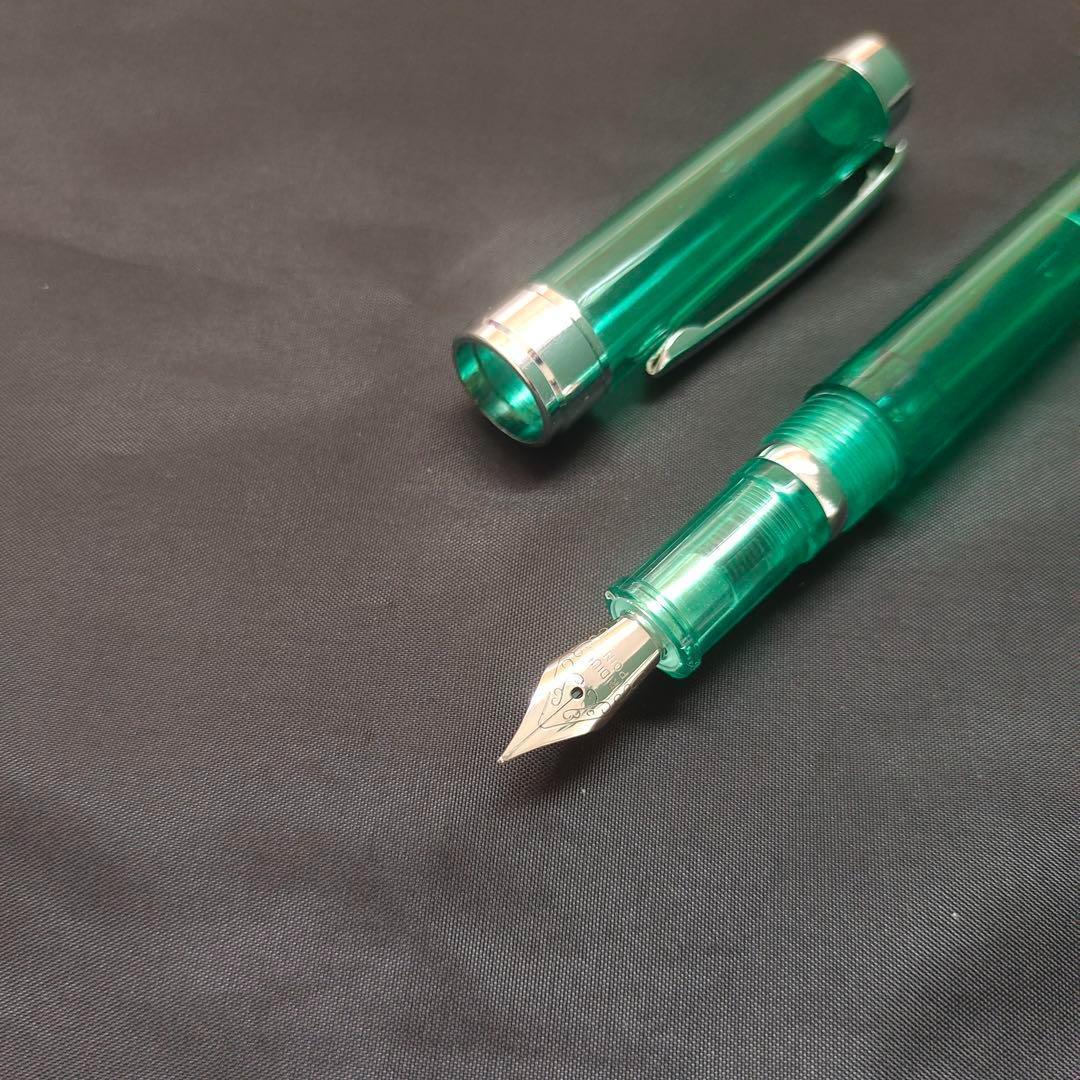 @透明な緑色の万年筆