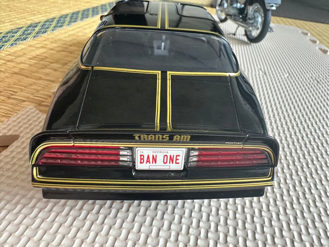 1977 PONTIAC FIREBIRD T/Aの1/18スケールモデル