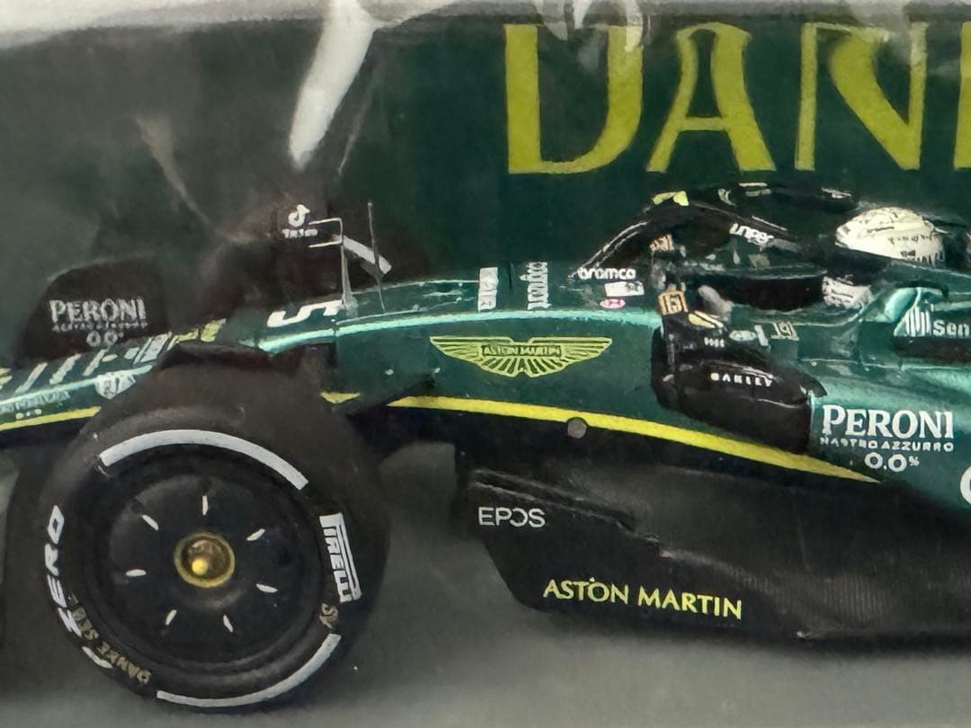 新品　F1 アストンマーチン AMR22 セバスチャン·ベッテル 1/43