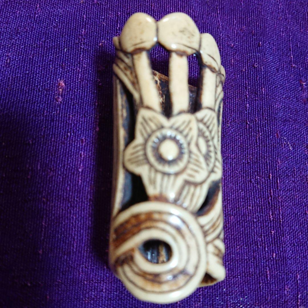 すいせんの図の根付け