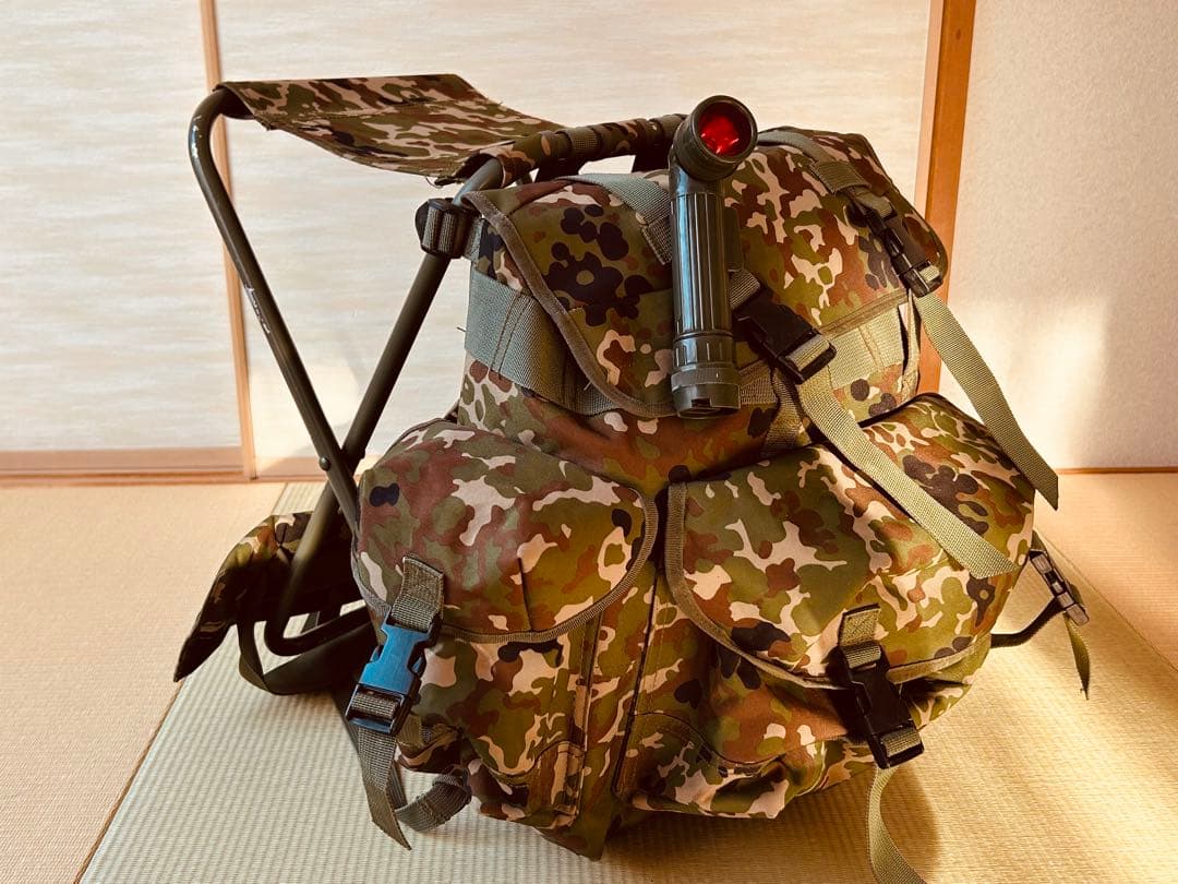 【タイムセール】陸上自衛隊　椅子付きリュック&懐中電灯