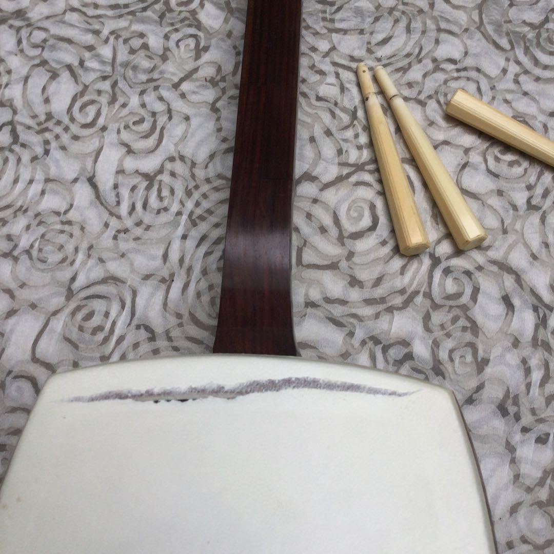 三味線 本体　紫檀材、取手付き、象牙風