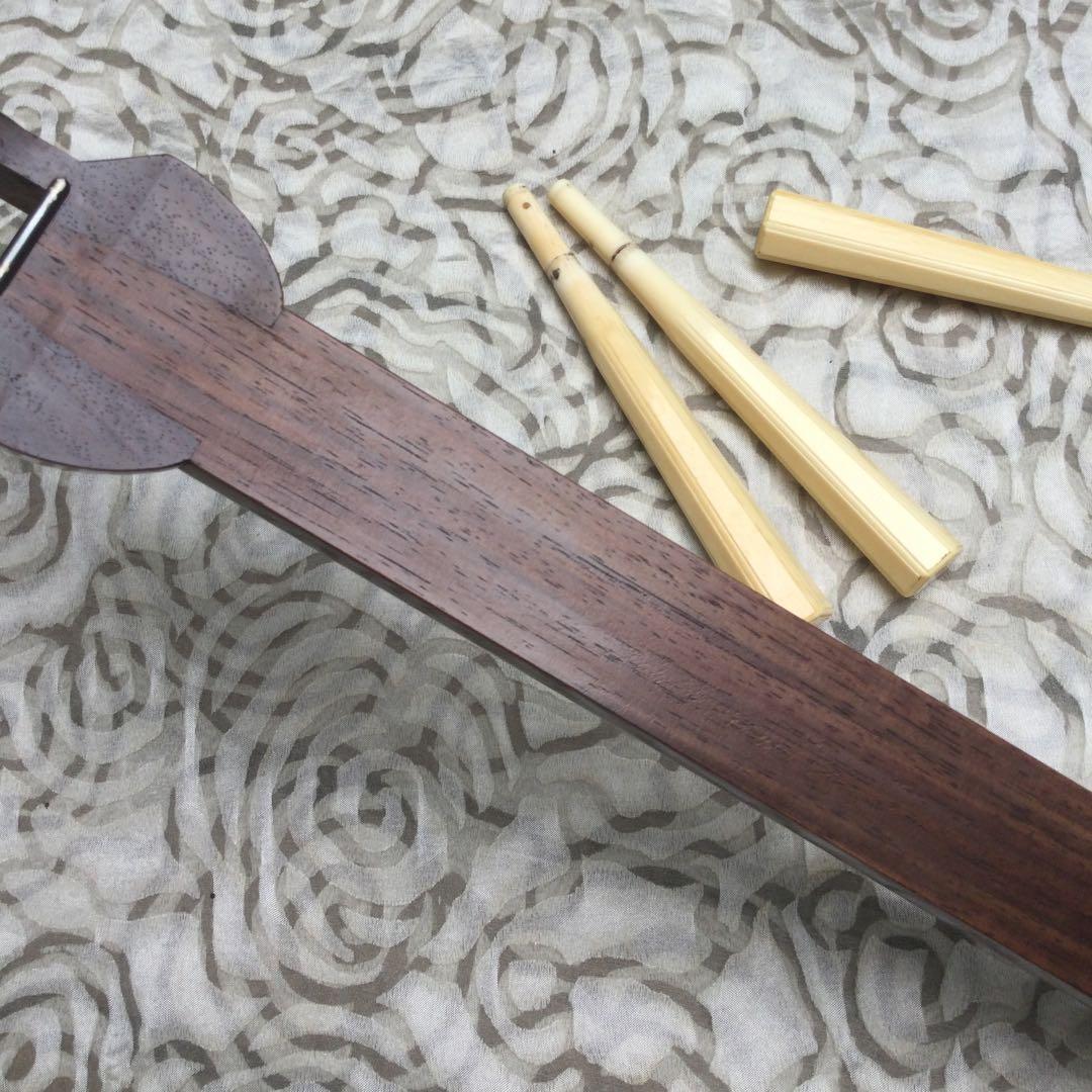 三味線 本体　紫檀材、取手付き、象牙風