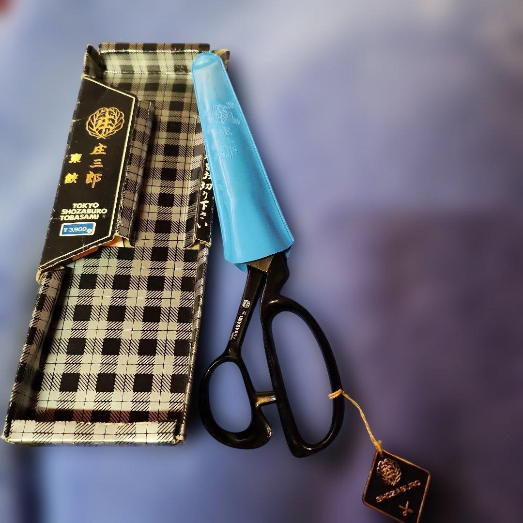 縫い物に使うハサミ。ハコは、少し痛んでます。