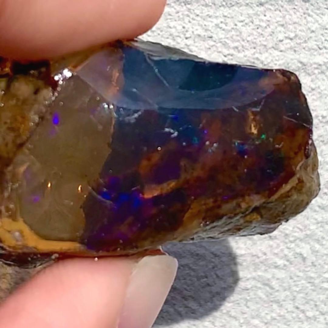 青い斑の浮かぶ魅力的なオパール82ct/鉱物標本