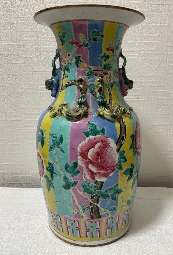 中国 旧家蔵出し 清時代 粉彩 双耳 牡丹花卉紋瓶骨董品。