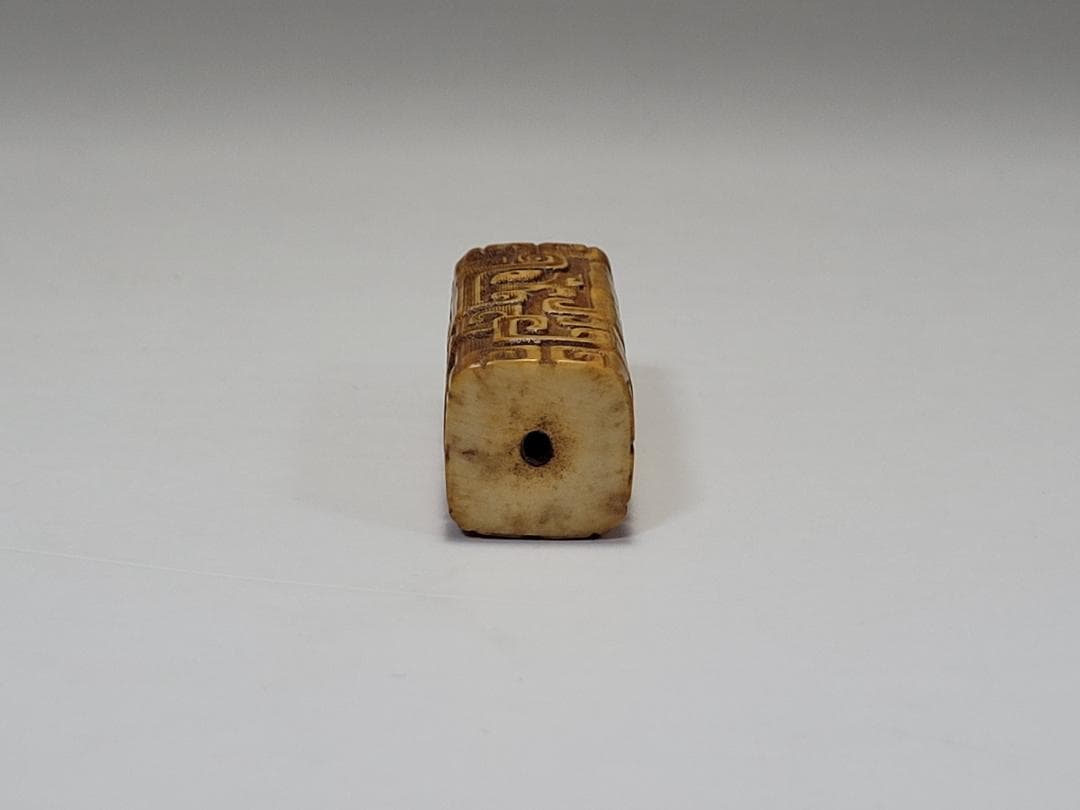 角 彫刻 饕餮紋 根付 装身具 明清時代 幅約高さ約4.1cm