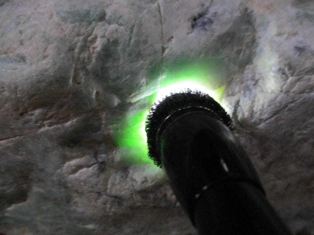 【希少】大型　緑たくさん　糸魚川　翡翠　原石 　自然状態　２６ｋｇ