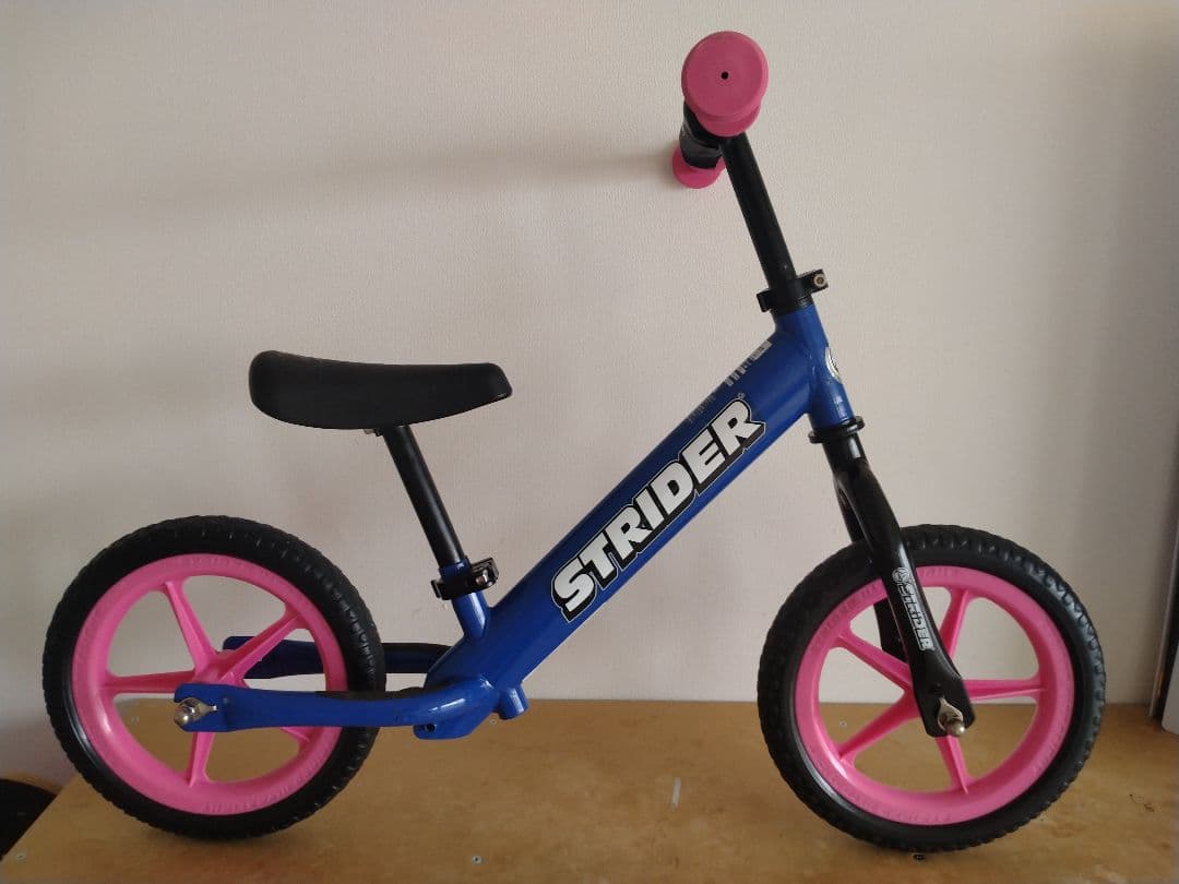 【室内保管】ストライダー スポーツ12インチ　ブルー×ピンク/STRIDER