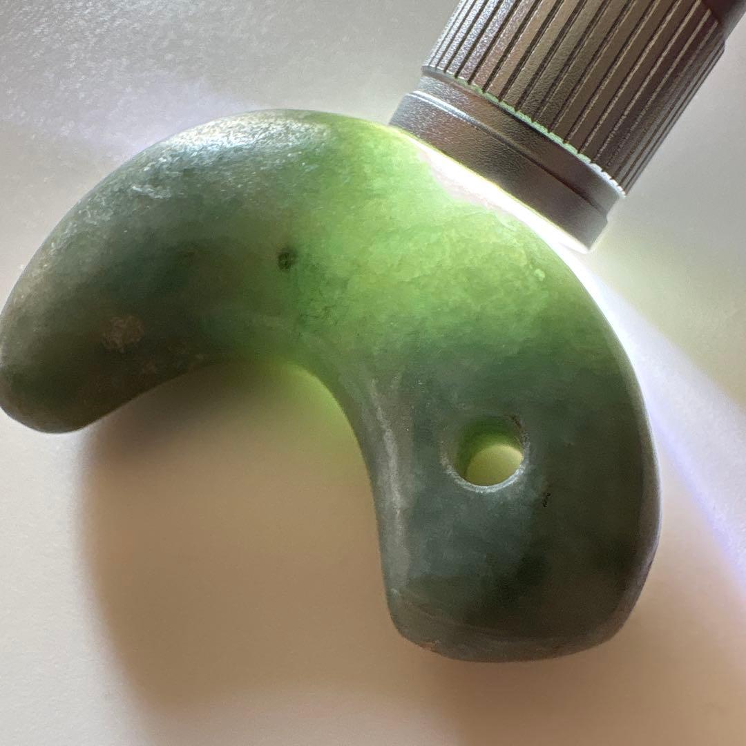 ヒスイ勾玉二つ