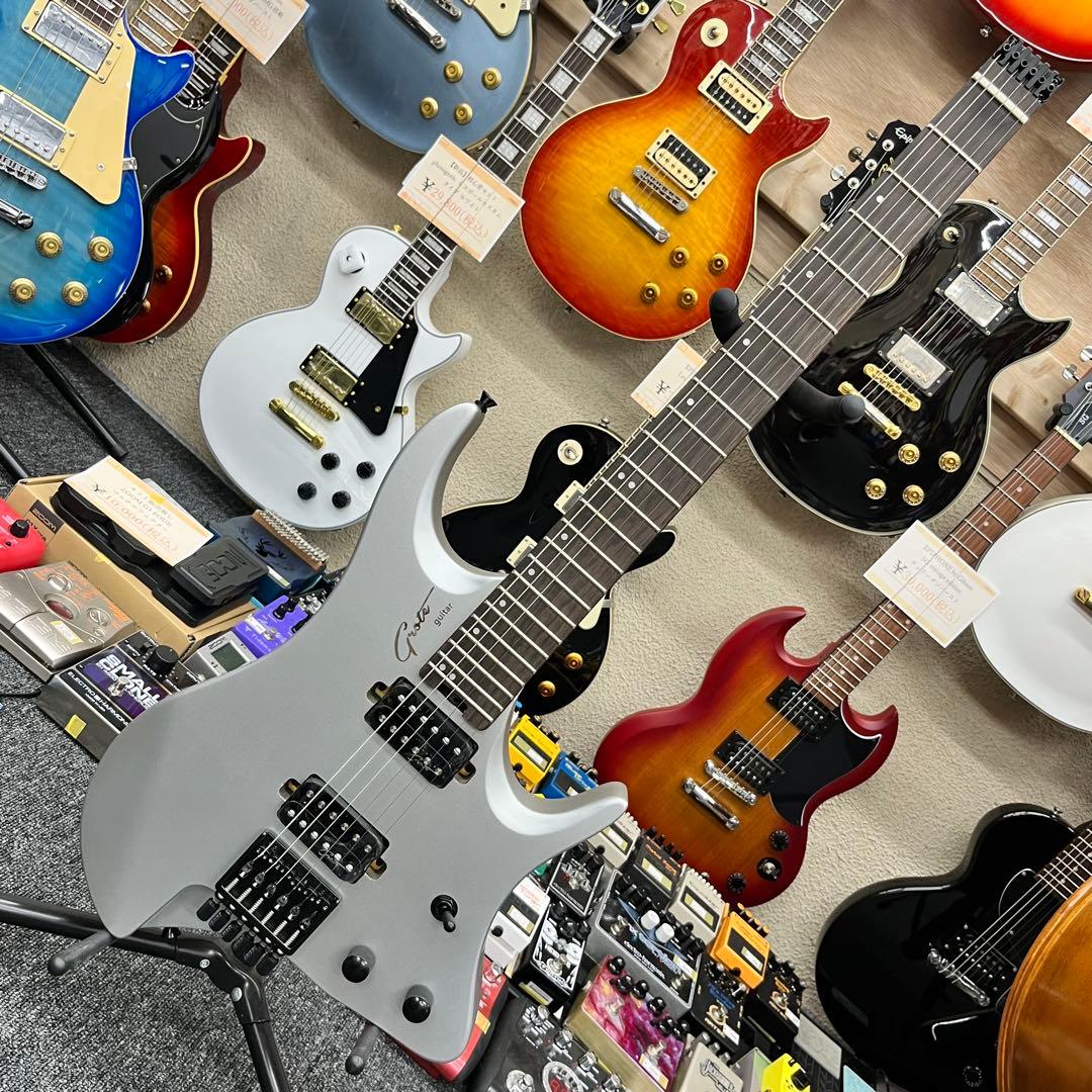 【11130】【新品】 ヘッドレスギター 汎用ケース付き シルバー