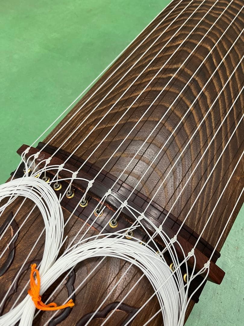 k*i様 綾杉彫 箏 (お琴) 十三絃 和楽器 美品　山有銘（くり甲　蒔絵付き