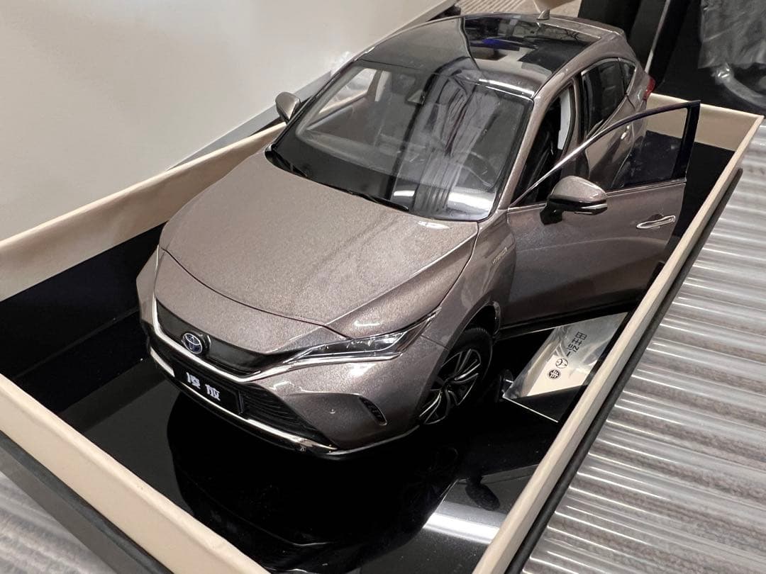 トヨタ ハリアー　1/18 ミニカー