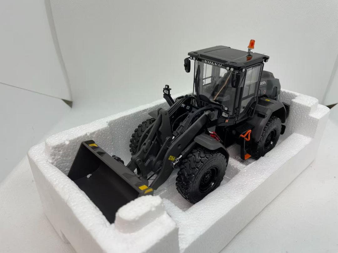 13R-012 AT 1/32 ボルボ L60H Black Edition