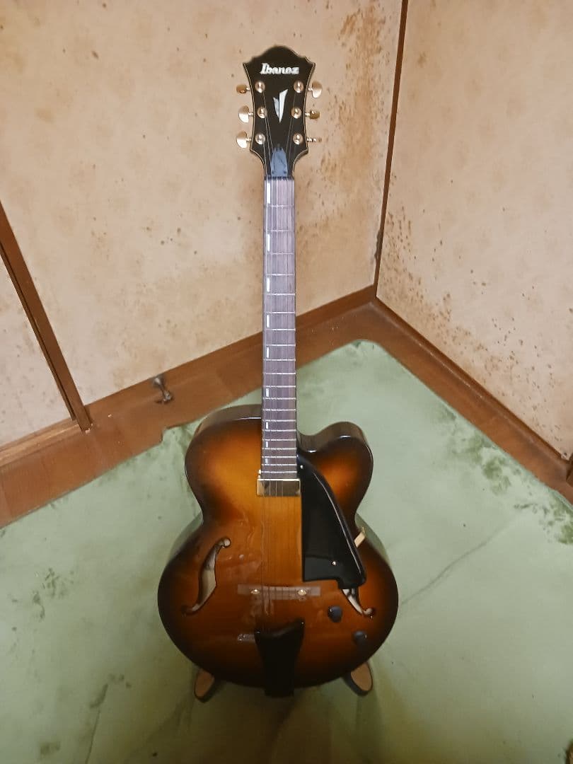 IbanezのAFC71のフルアコースティックギター