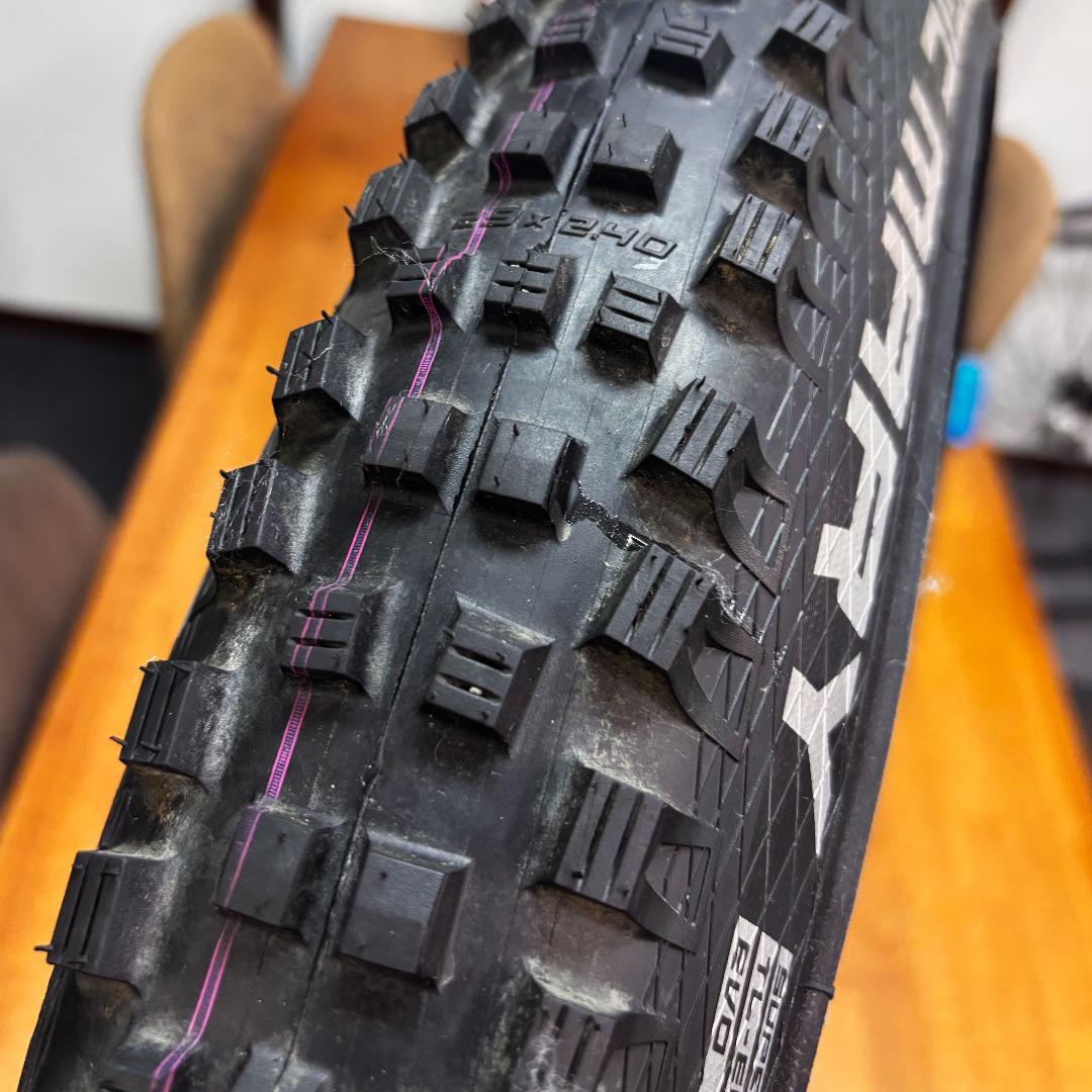 SCHWALBE MAGIC MARY 29インチ　2.40　2本セット