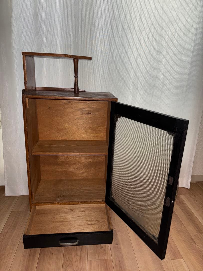 アンティーク　飾り棚　装飾ガラス扉　木製キャビネット 引き出し付き