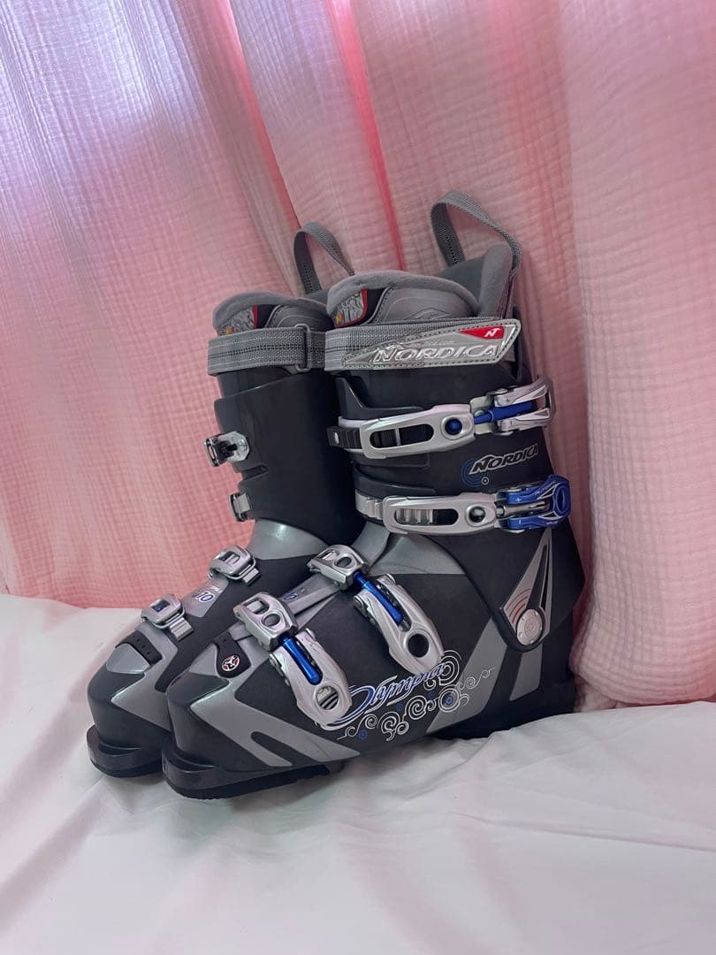 新品Nordica スキー用ブーツ 男女OKグレー/シルバー　タグ付き
