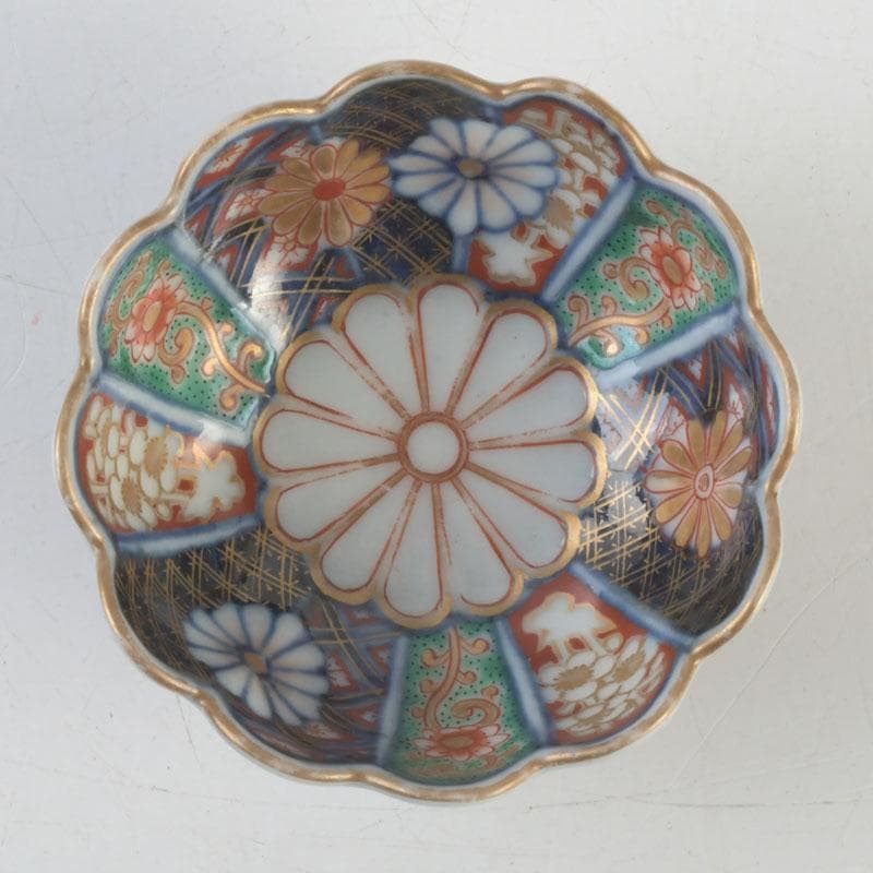 伊万里焼　奇玉宝鼎之珍　色絵金彩　花草文　輪花盃　時代箱付　V　9550