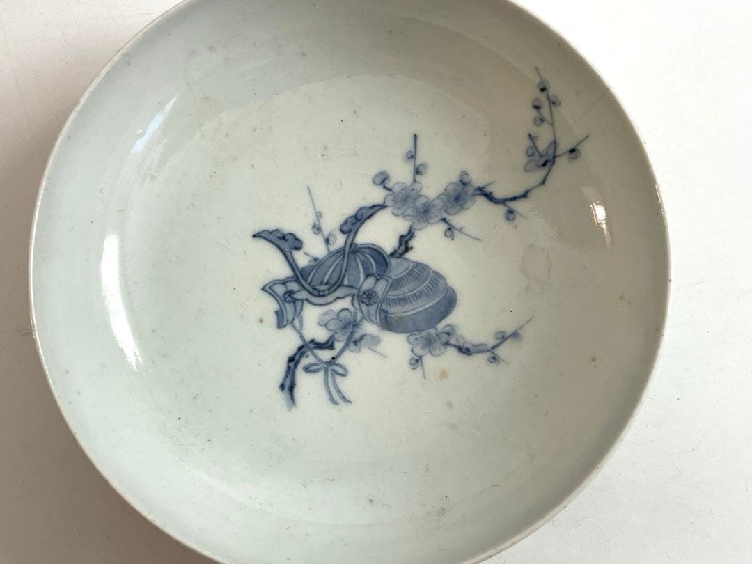 骨董　アンティーク　平戸　三川内　染付　梅に兜図　皿　丸皿　甲冑