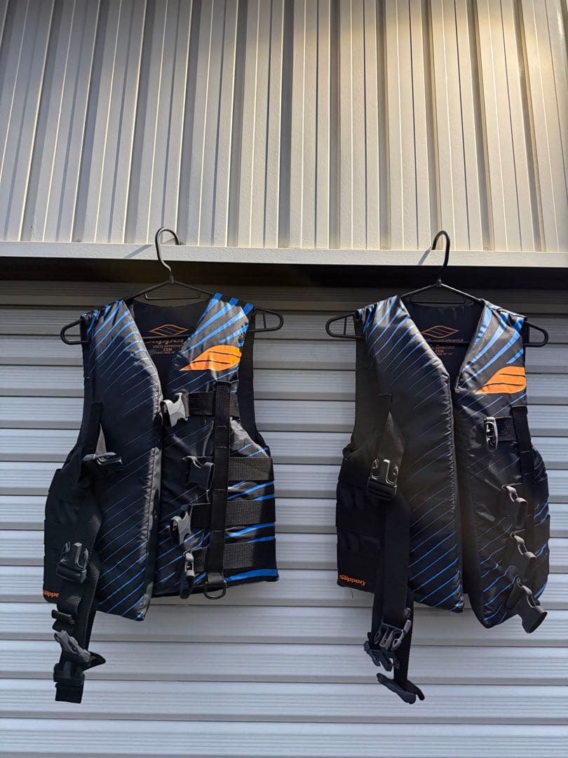 ライフジャケット 黒と青のストライプ