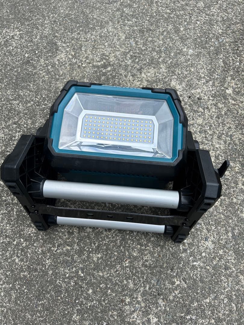 マキタ　充電式スタンドライト