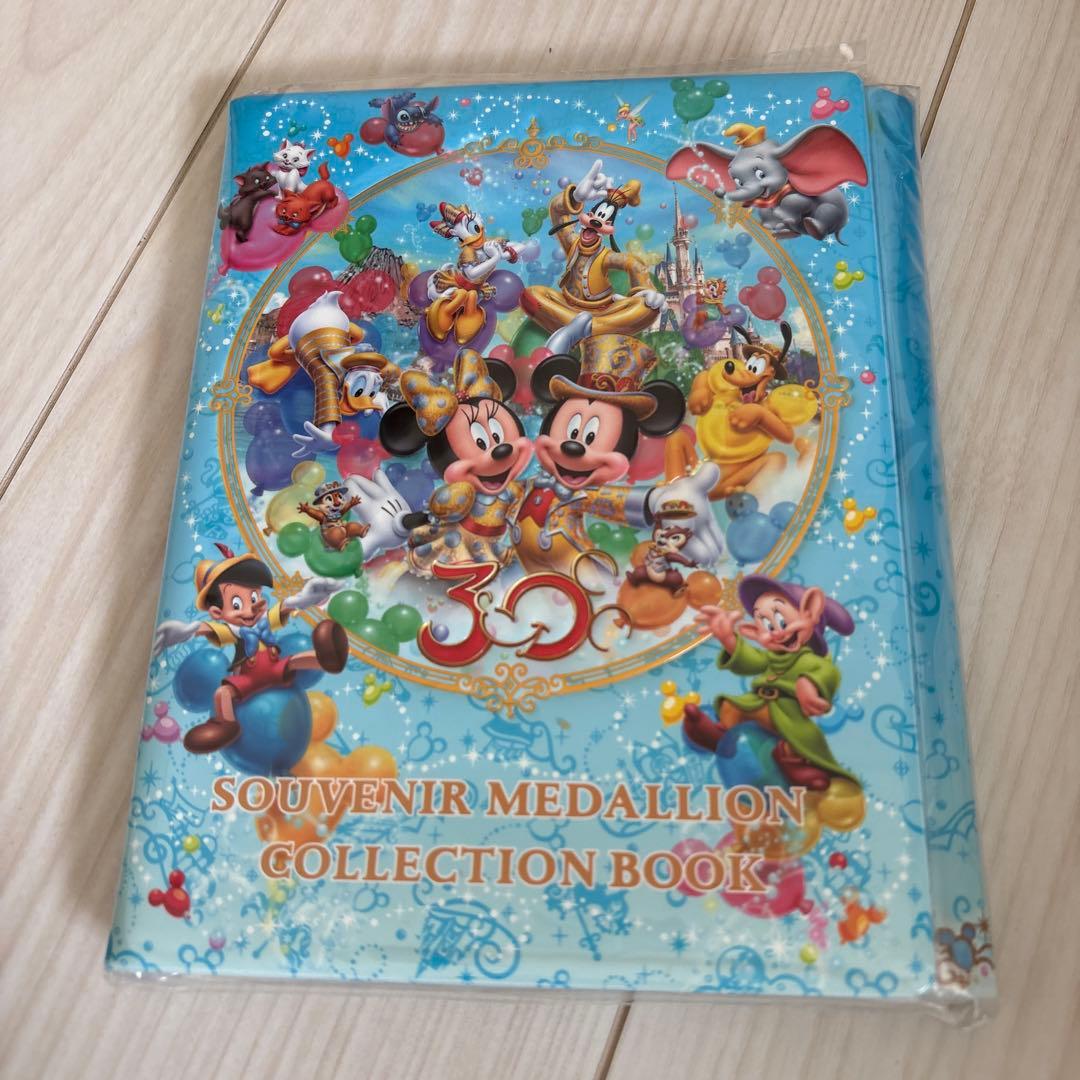 (新品)ディズニーリゾート35周年 メダルコレクションブック スーベニアメダル