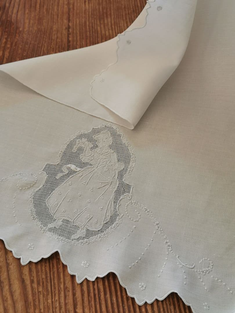 アンティーク アペンツェルレース刺繍 ブーケと少女 小花ガーランド リネンクロス